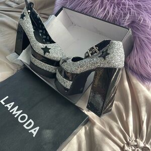 LAMODA Glitter and Black Star Platform Heels 💕 black, and silver ankle straps